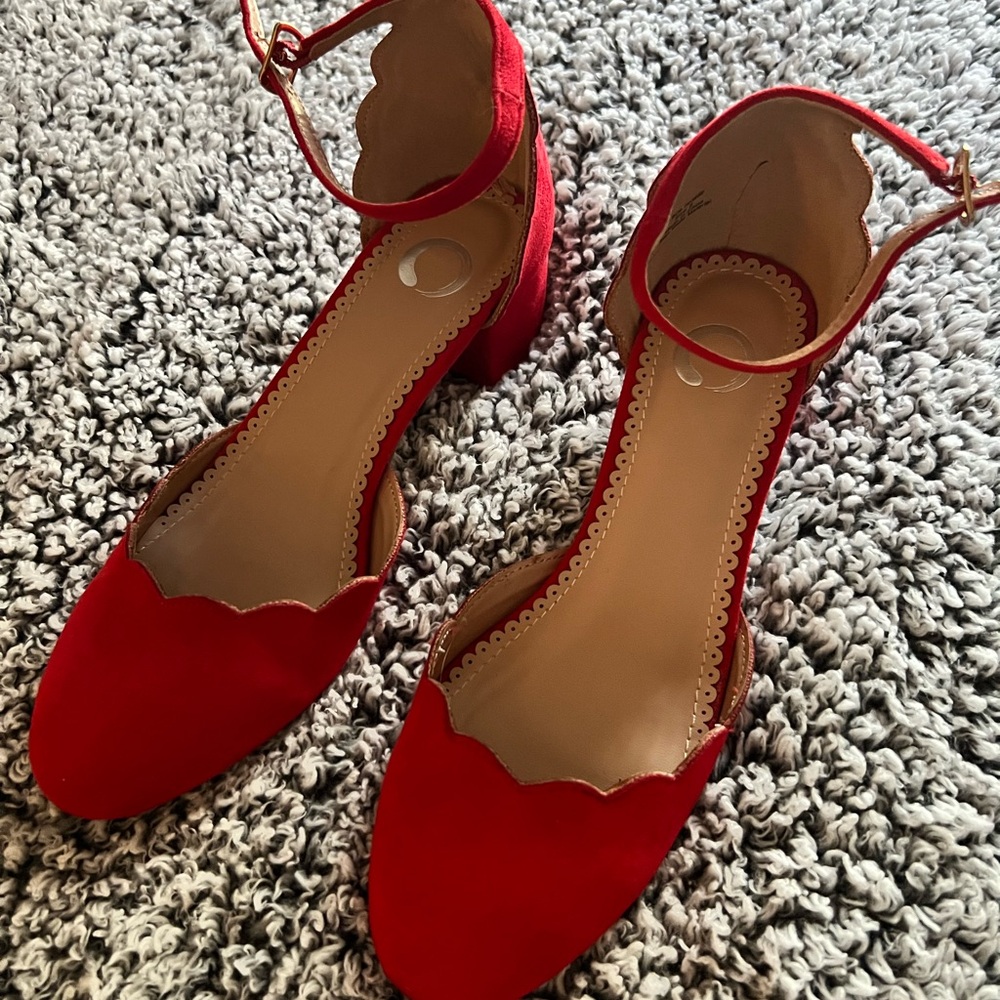 Journee Collection Edna Scallop Trim Pump